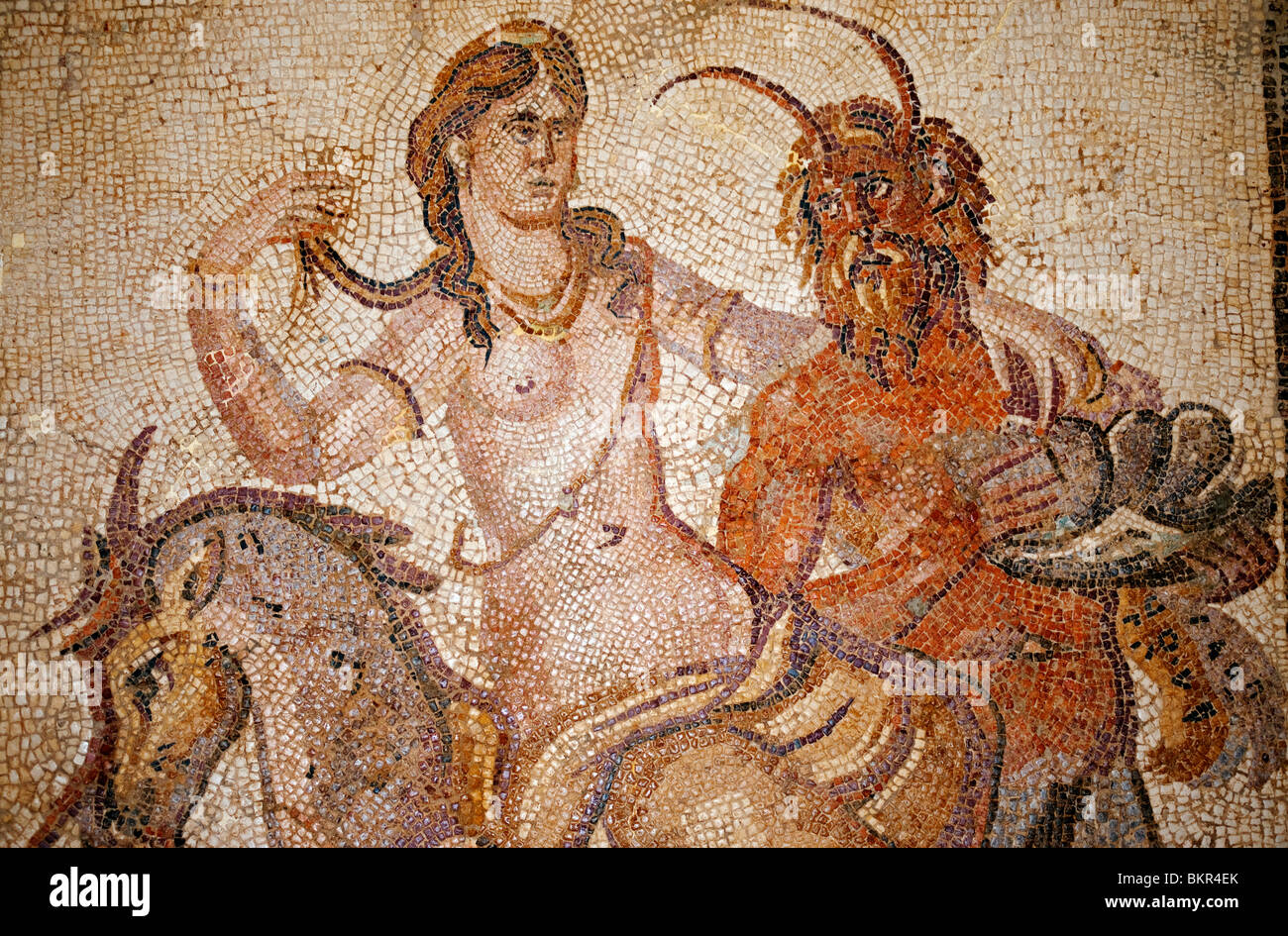 Libia, Cirene. Mosaico di Ninfa e Satiro da Villa di Jason Magnus nel museo. Foto Stock