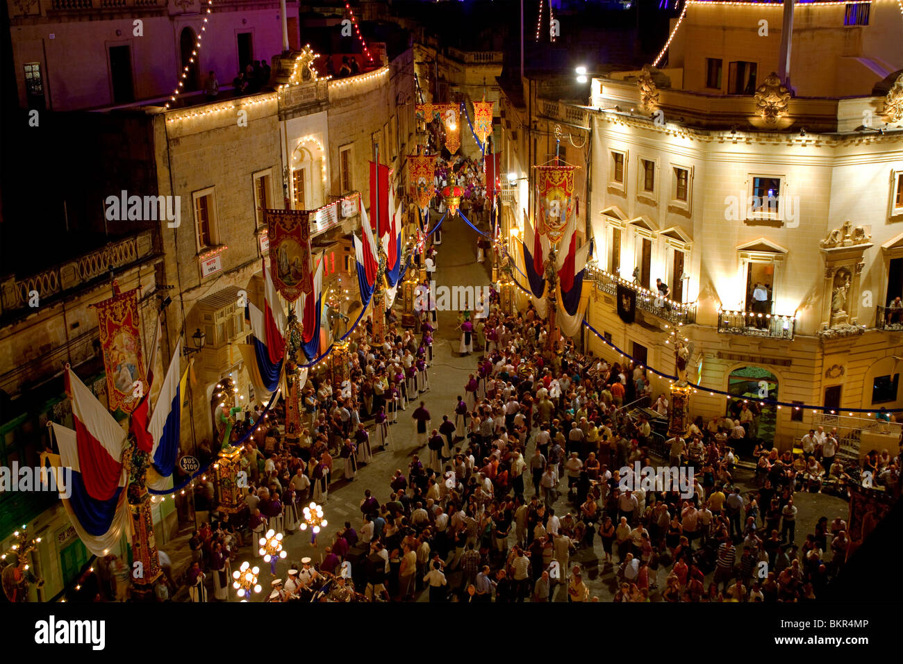 Malta, Zurrieq; durante una festa per il santo patrono, persone alluvione le strade. Foto Stock