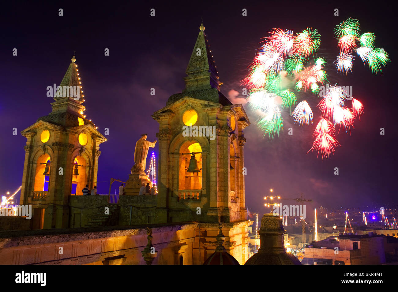 Malta, Zurrieq; durante una festa per il santo patrono, fuochi d'artificio. Foto Stock