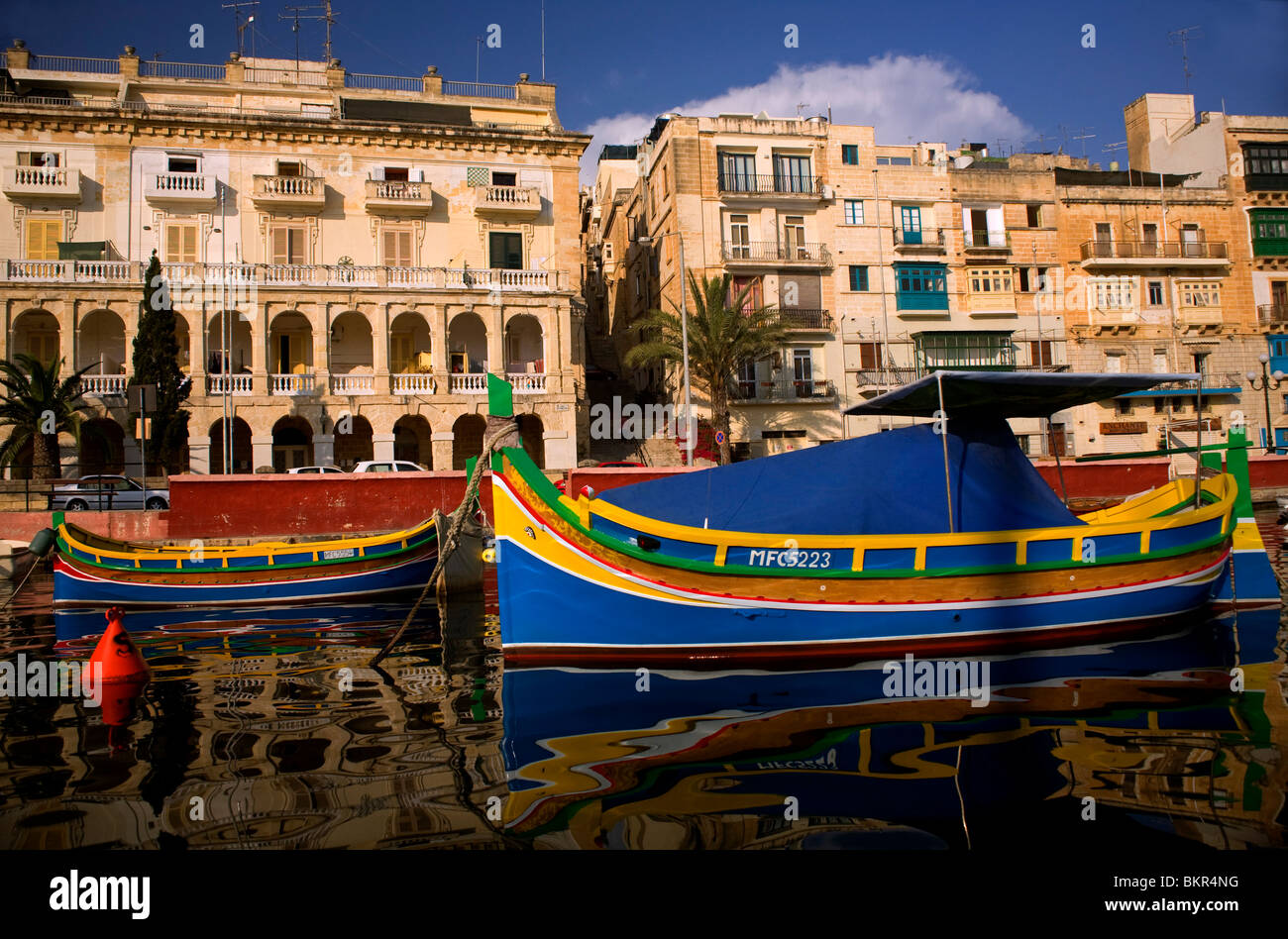 Malta, Cospicua; "Luzzu"; vivacemente colorato tradizionali barche da pesca maltesi. Foto Stock