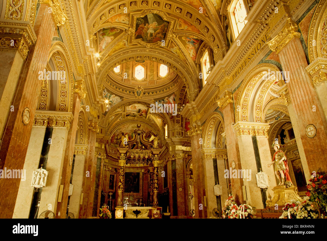 Rabat, Gozo, isole maltesi; interni di St.George's Cathedral decorata per la festa del santo patrono. Foto Stock