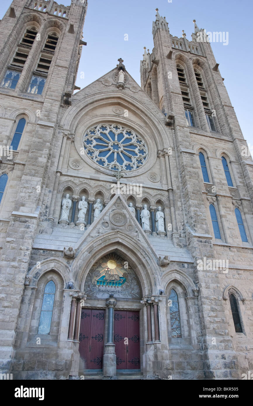 La parte anteriore della chiesa di Nostra Signora, guardando in alto, in Guelph, Ontario, Canada Foto Stock