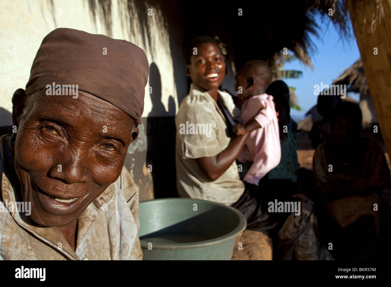 Il Malawi, Lilongwe, Ntchisi Riserva Forestale - che illustra la diffusione generazionale di questo africano famiglia estesa. Foto Stock