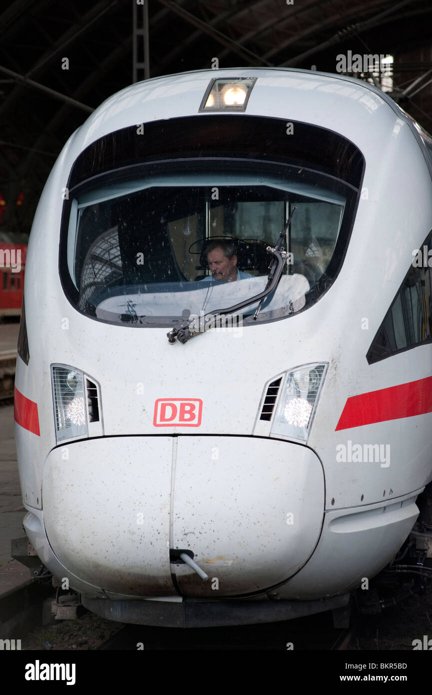 Dettaglio del DB tedesco Deutsche Bahn ICE Inter City Express un treno ad alta velocità a Lipsia stazione ferroviaria in Germania Foto Stock