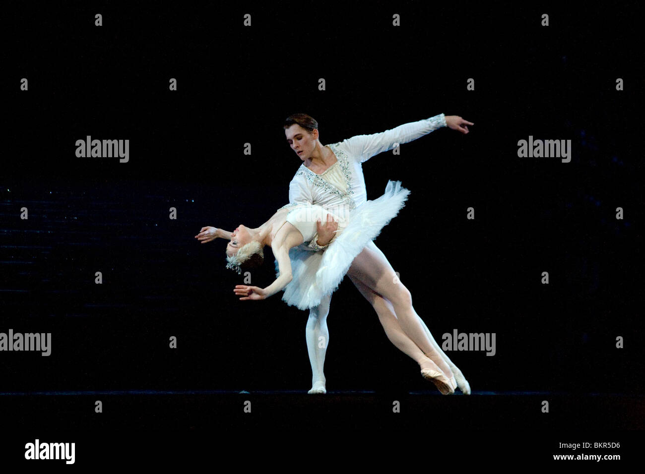 La Russia; San Pietroburgo; il principe Sigfried ballando con il Cigno nelle prestazioni di Tchaikovsky "wan" sul lago Foto Stock