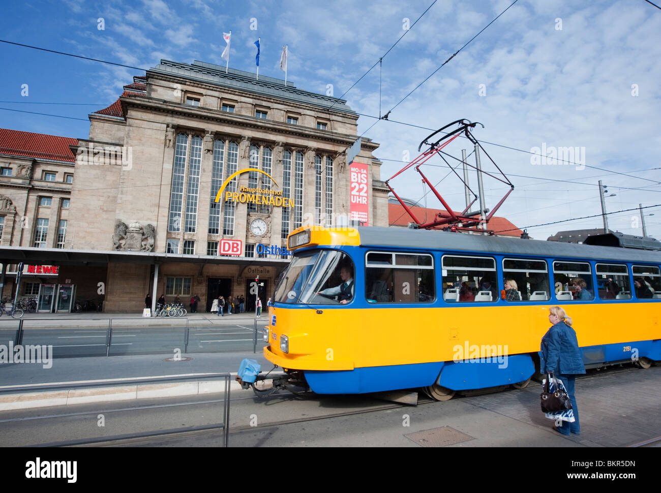 Il tram che passa dalla stazione ferroviaria principale Hauptbahnhof o in Leipzig Germania Foto Stock