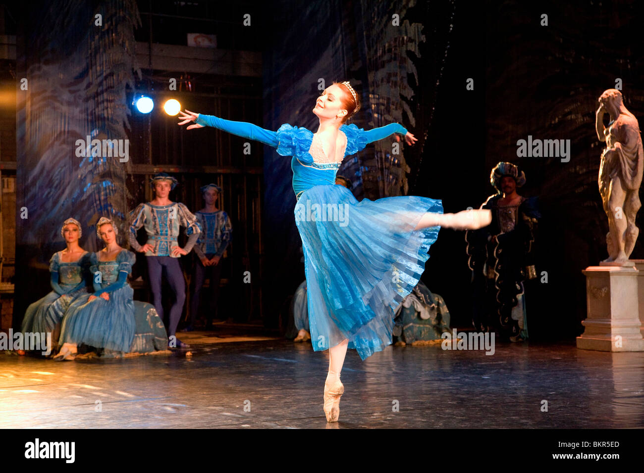 Russia, San Pietroburgo; una ballerina facendo un piroettare in suo pezzo solista durante Tchaikovsky "wan" sul lago Foto Stock