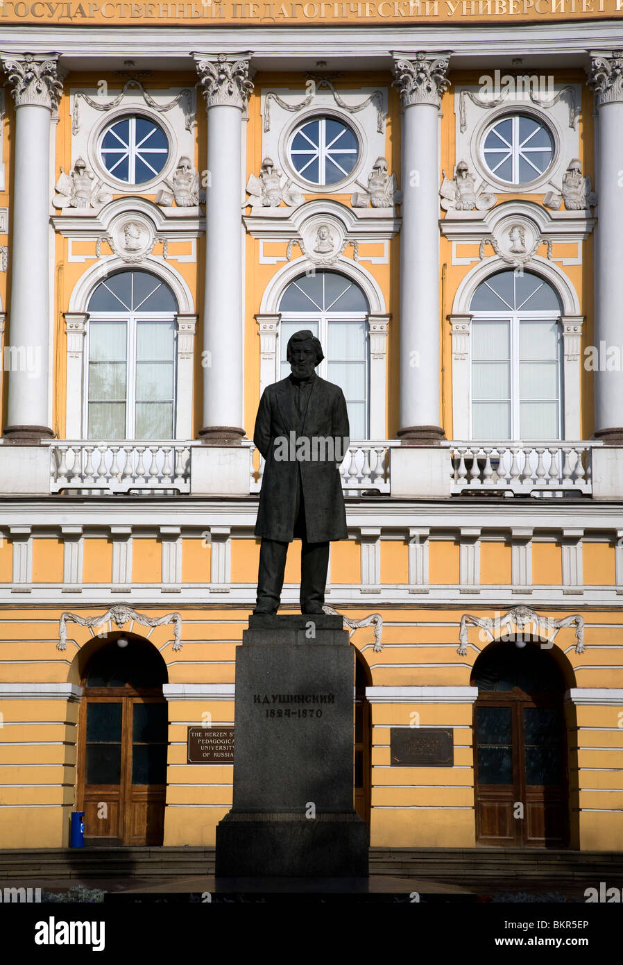 Russia, San Pietroburgo; Monumento a Konstantin Ushinski, creatore di pedagogia scientifica la Russia a Herzen Univeristy pedagogica. Foto Stock