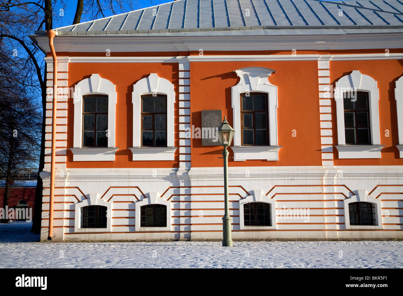 Russia, San Pietroburgo; uno degli edifici sulla Basilica di San Pietro e San Paolo Rocca Foto Stock