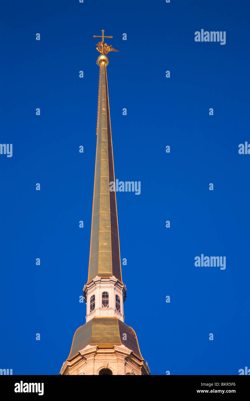 Russia, San Pietroburgo; la punta della torre dorata sulla sommità della Basilica di San Pietro e di san Paolo la Chiesa per la fortezza. Foto Stock