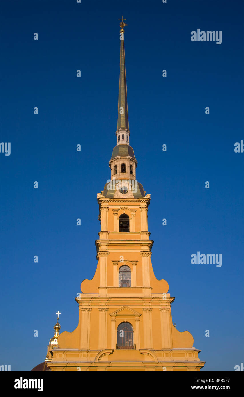 Russia, San Pietroburgo; la punta, golden torre campanaria sulla parte superiore della Basilica di San Pietro e di san Paolo la Chiesa Foto Stock