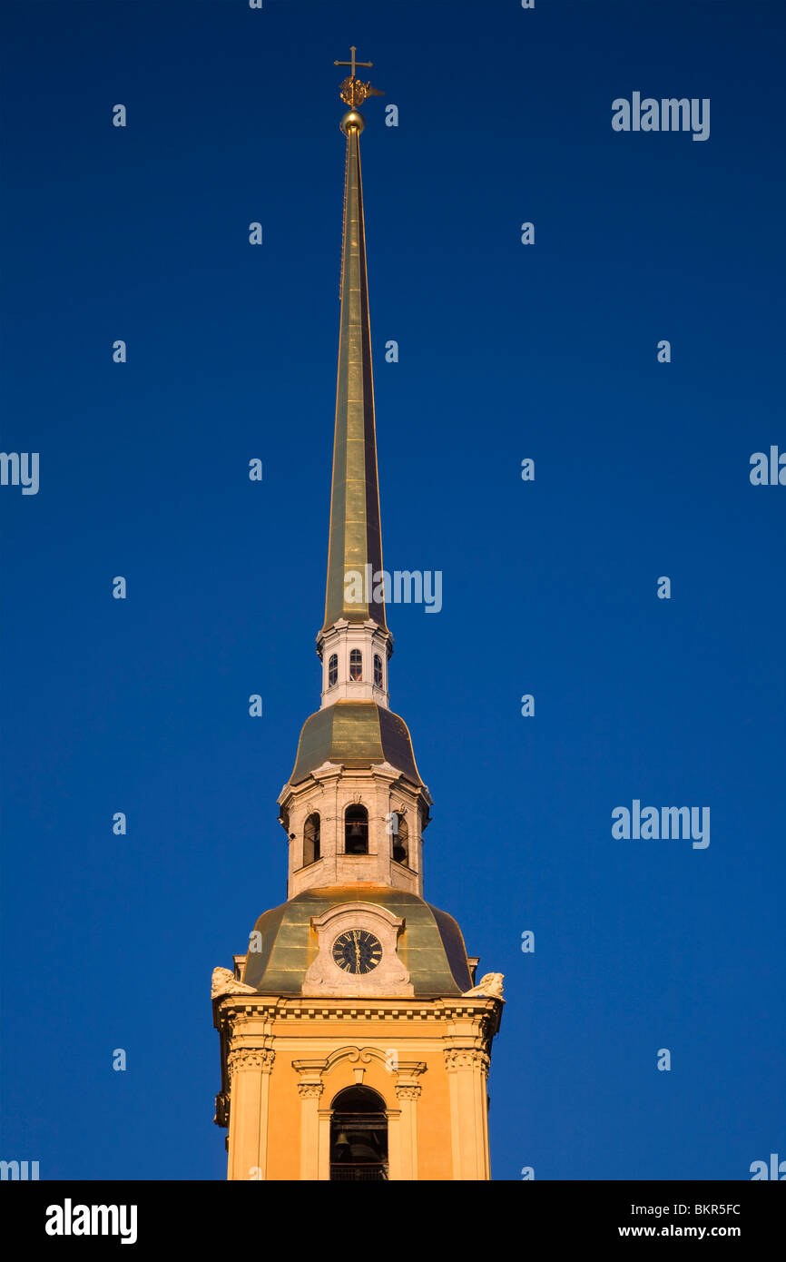 Russia, San Pietroburgo; il golden ha sottolineato il campanile della Basilica di San Pietro e di san Paolo la Cattedrale. Foto Stock
