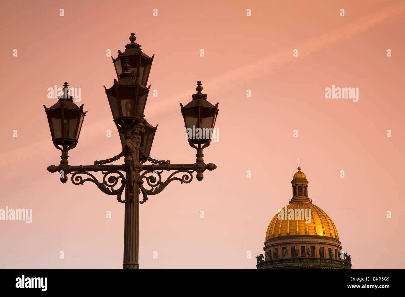 Russia, San Pietroburgo; Golden San Isacco'a cupola della cattedrale con un coro di angeli e di una lampada posta in primo piano Foto Stock