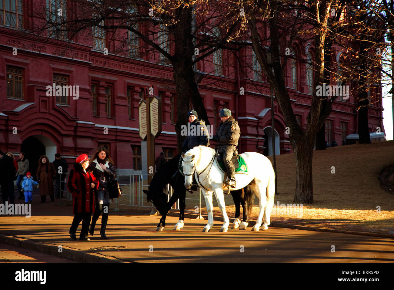 Russia, Mosca; corpi di polizia a cavallo nel centro di Mosca appena dietro il Museo Storico. Foto Stock