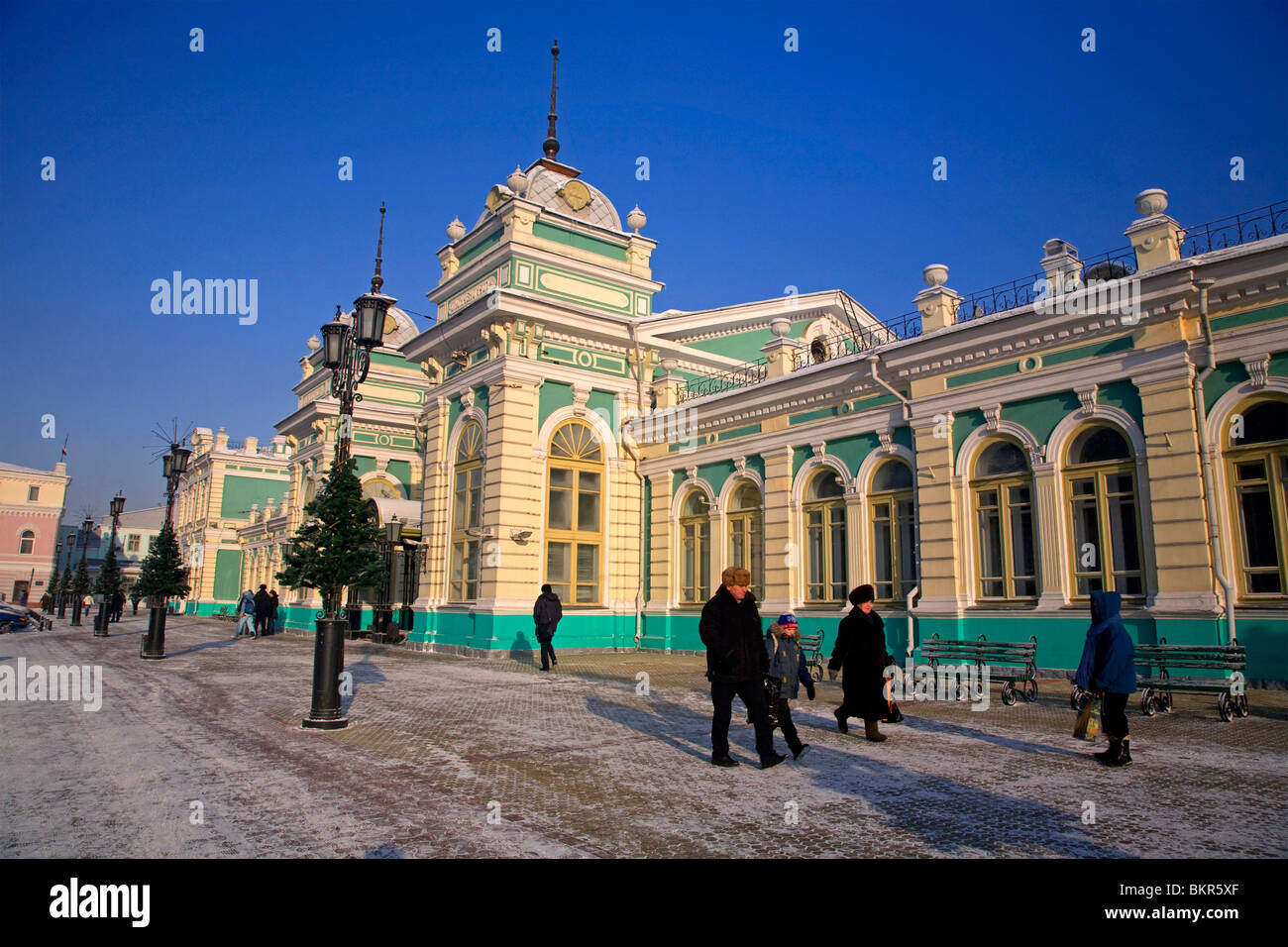 La Russia, Siberia, Irkutsk; splendidamente ornate stazione ferroviaria a Irkutsk, a metà strada sulla Trans-Siberian ferrovia. Foto Stock
