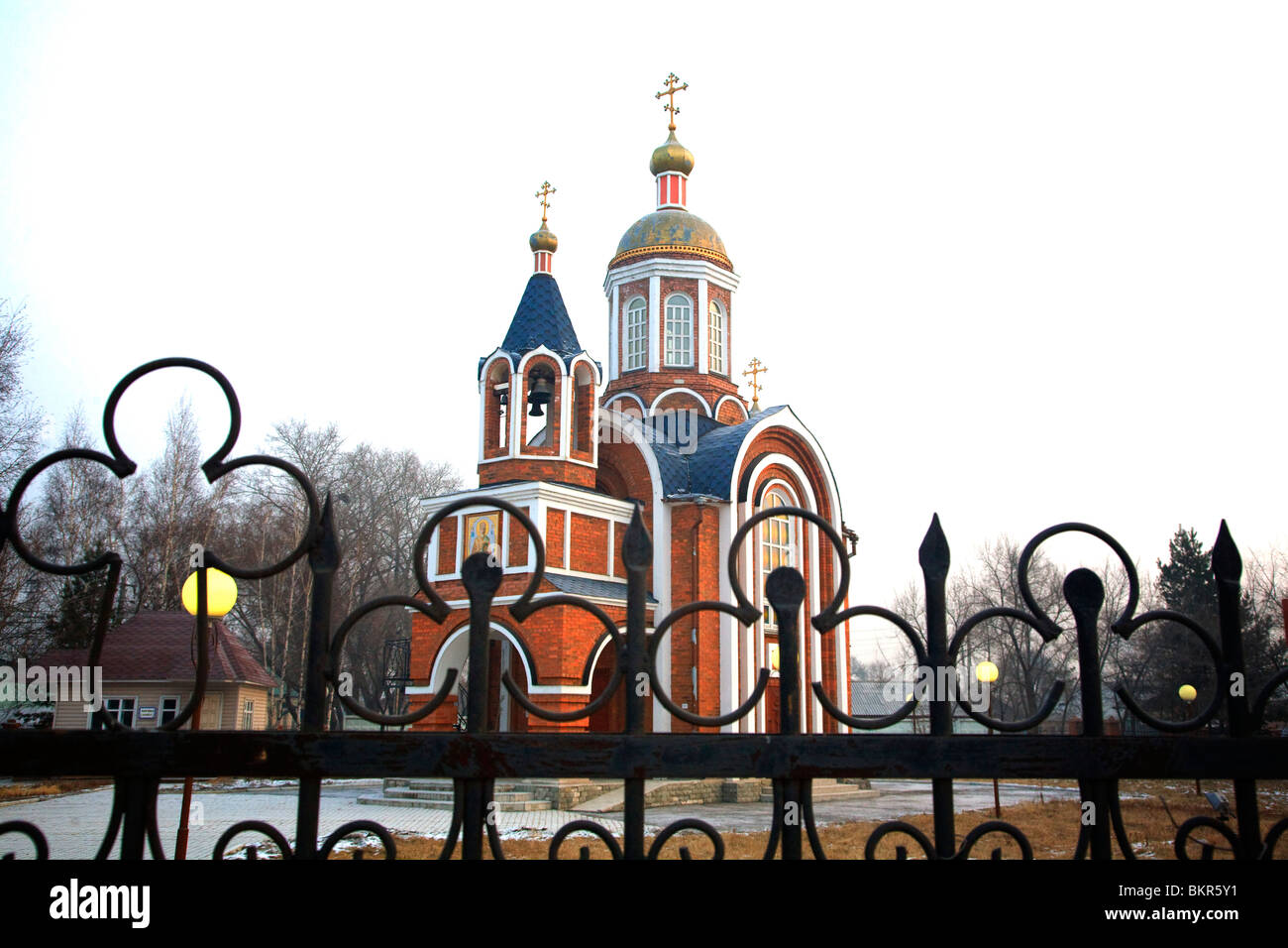 La Russia, Siberia, Trans-Siberian; una piccola chiesa ortodossa a Vyazemskaya stazione ferroviaria, Trans-Siberian percorso ferroviario. Foto Stock