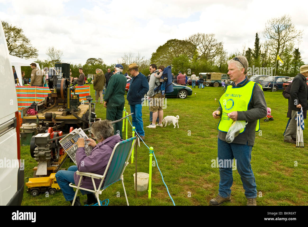 Contea o paese mostrano con avvicinamento ufficiale una signora in una sedia a sdraio leggendo un giornale, Devon England Regno Unito 2010 Foto Stock