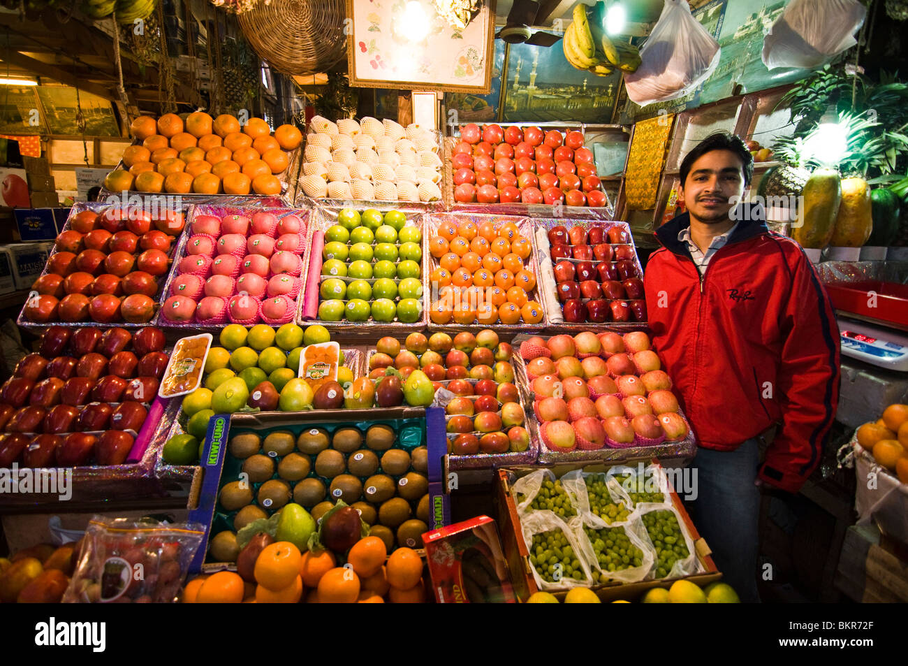 Fornitore di frutta in un mercato coperto in Kolkata, India. Foto Stock