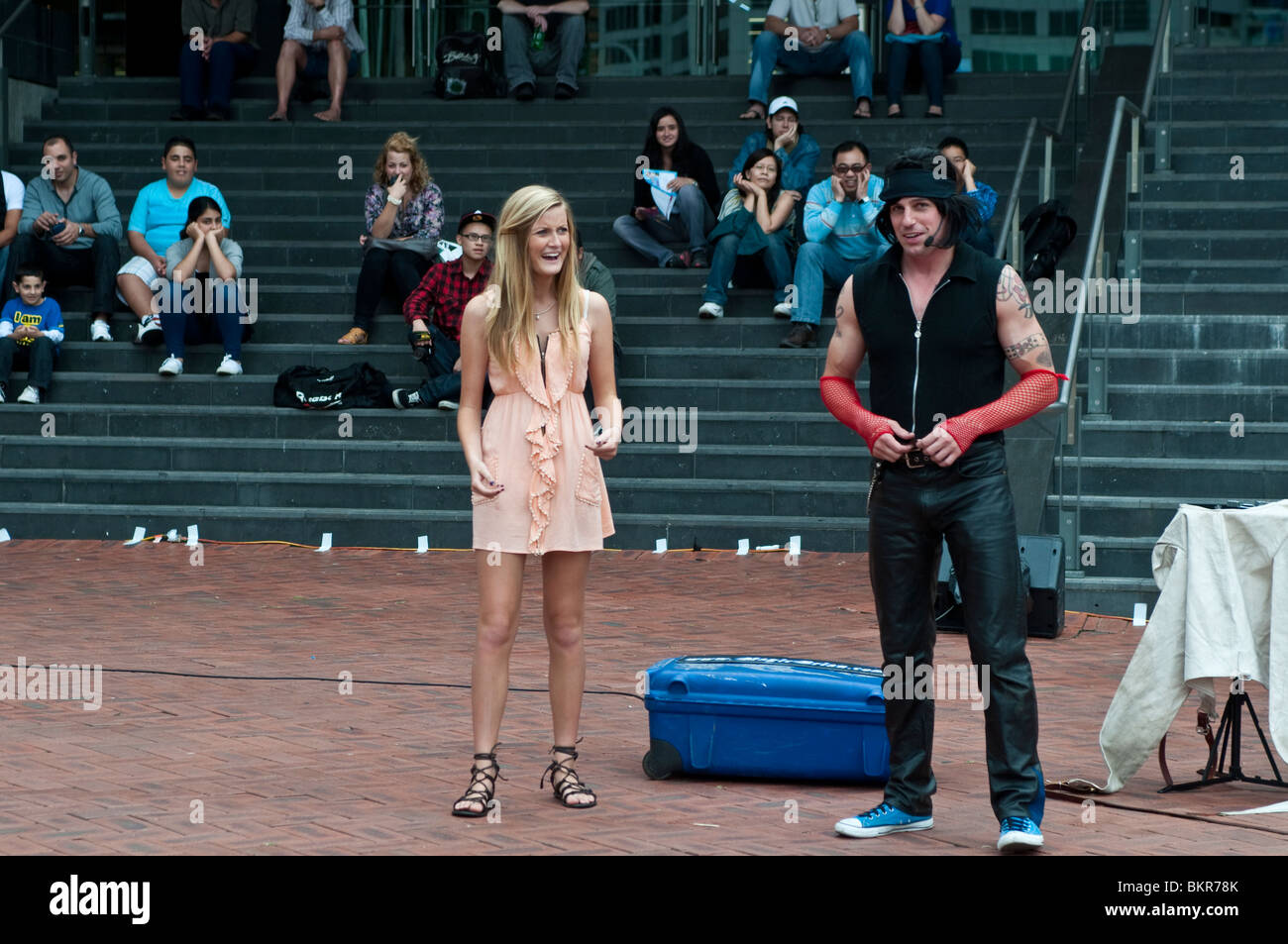 Attore uscendo dalla camicia di forza e catene, teatro di strada, Hoopla Festival, il Porto di Darling, Sydney, Australia Foto Stock