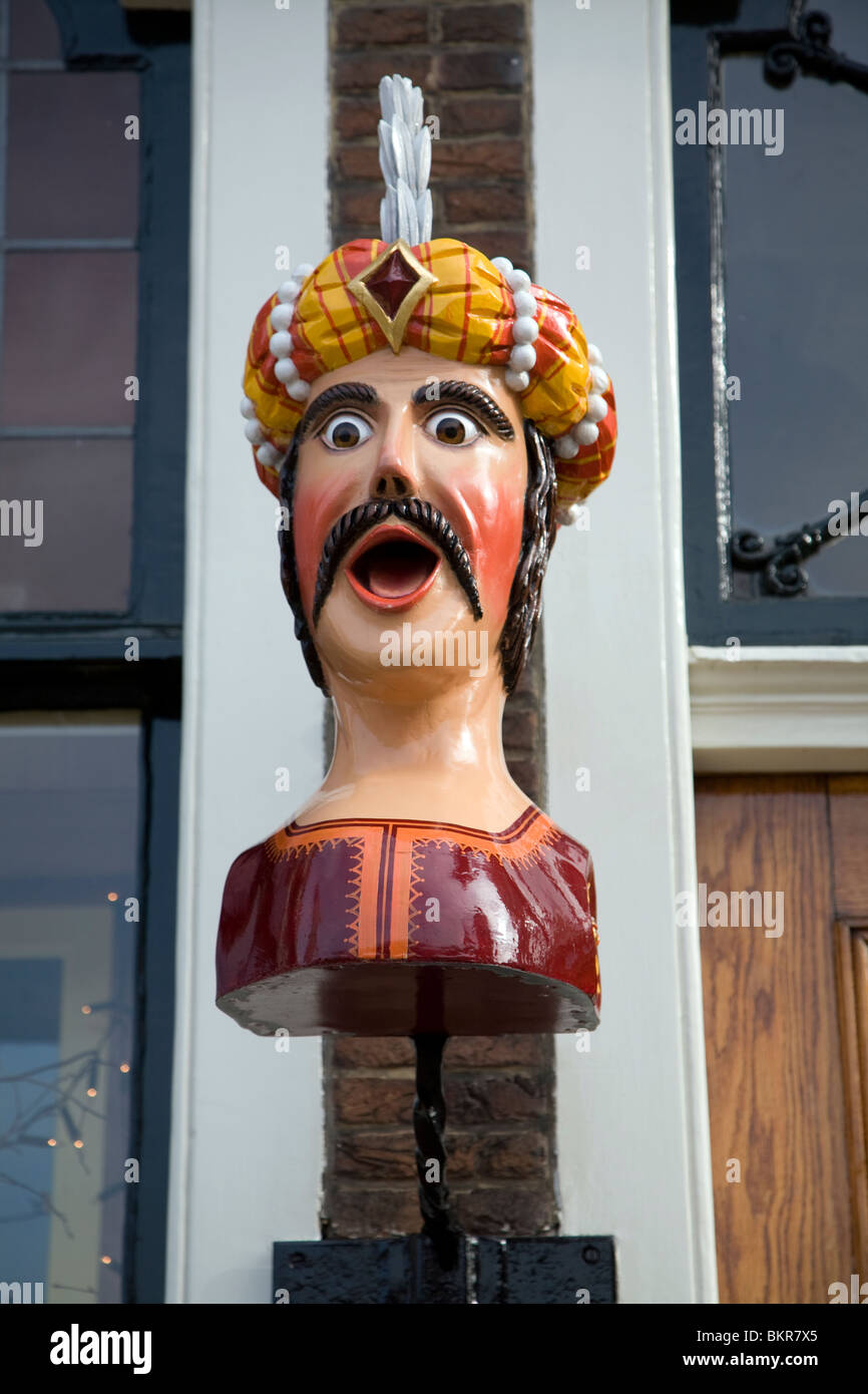Una testa gaper identificando il farmacista shop, Delft, Paesi Bassi Foto Stock