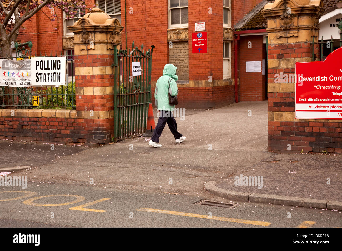 Le donne di entrare in una stazione di polling con base in una scuola primaria, Didsbury Manchester per il 2010 elezioni generali Foto Stock