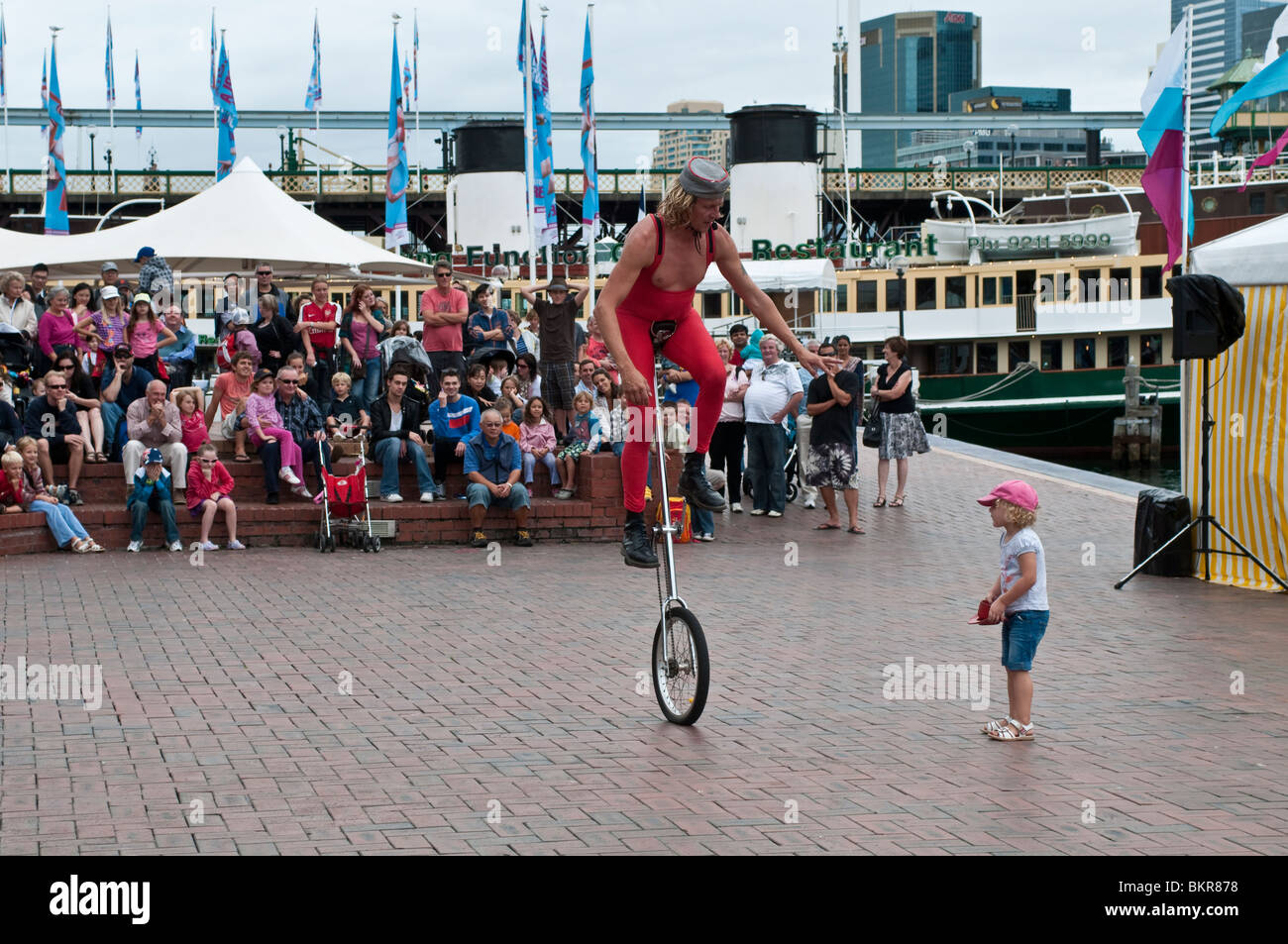 Teatro di strada, Hoopla Festival, il Porto di Darling, Sydney, Australia Foto Stock