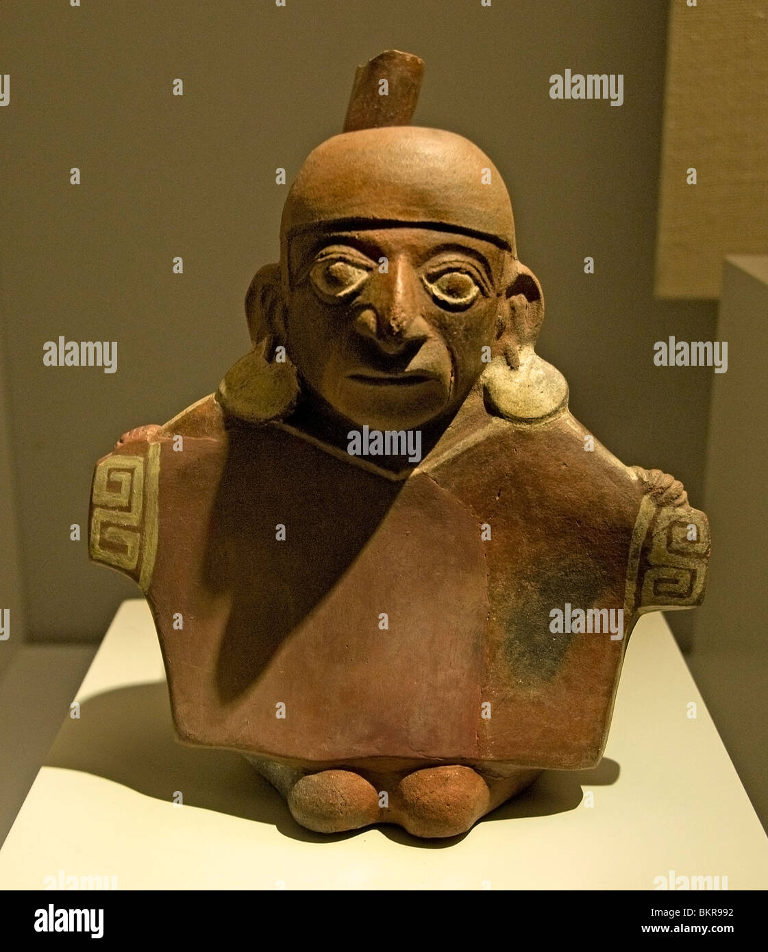 Mochica 100 700 AD Perù carattere peruviano vestito in camicie Foto Stock