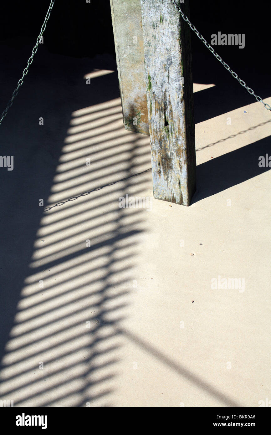 Ombre sulla sabbia, il fiume Tamigi, Camere Wharf, London Foto Stock