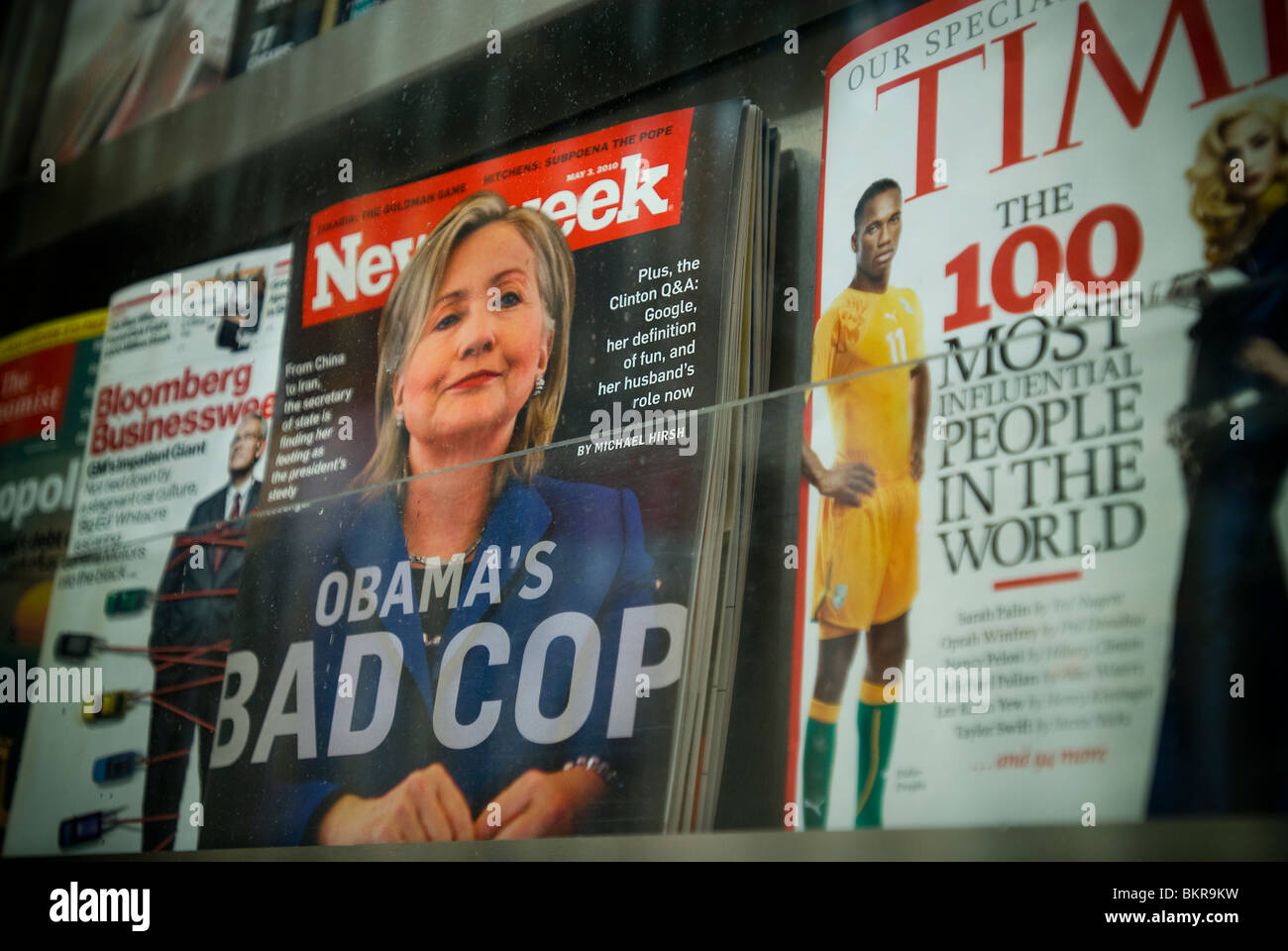 Una copia di Newsweek, con il passare del tempo e di Bloomberg Business Week, è visto su una edicola in New York Foto Stock