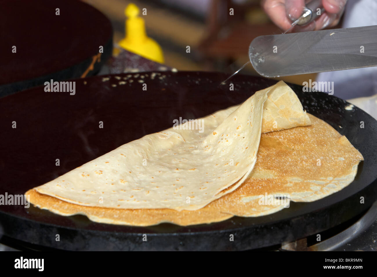 L'uomo facendo crêpe pancake su un fast food in stallo un mercato Holywood contea di Down Irlanda del Nord Regno Unito Foto Stock