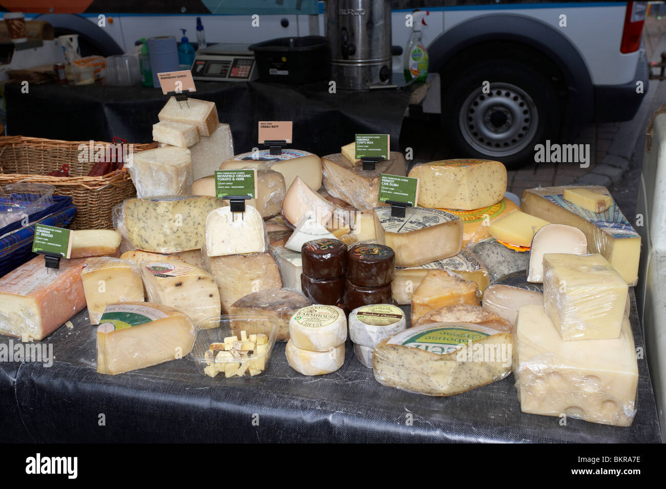 Selezione di formaggi irlandesi compresi il formaggio su una specialità alimentari stallo in un mercato all'aperto Holywood contea di Down Foto Stock