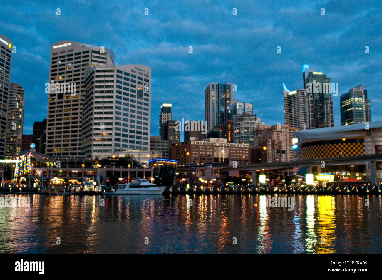 Il Cockle Bay e il CBD di edifici al tramonto, il Porto di Darling, Sydney, Australia Foto Stock