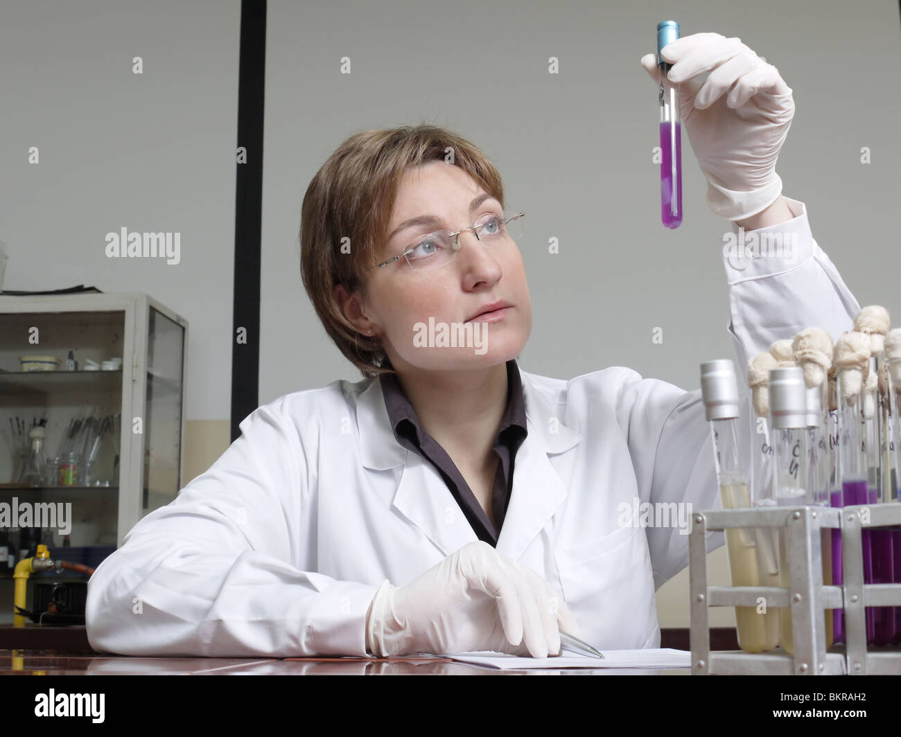 Femmina tecnico di laboratorio di ricerca in provetta con il campione Foto Stock