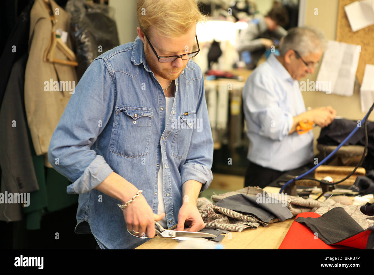 Tailors in officina di Henry Poole, in Savile Row London. Foto Stock