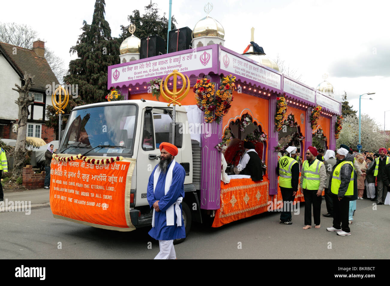La Sri Guru Granth Sahib (Sikh libro sacro) essengo scortato il Vaisakhi annuale Nagar Kirtan (processione) Hounslow, Middx, Regno Unito. Foto Stock
