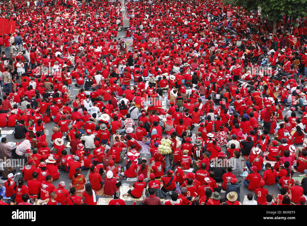 Maglietta rossa manifestanti che si batte per il ritorno della disgrazia PM Thaksin hanno occupato una sezione del centro di Bangkok. Foto Stock