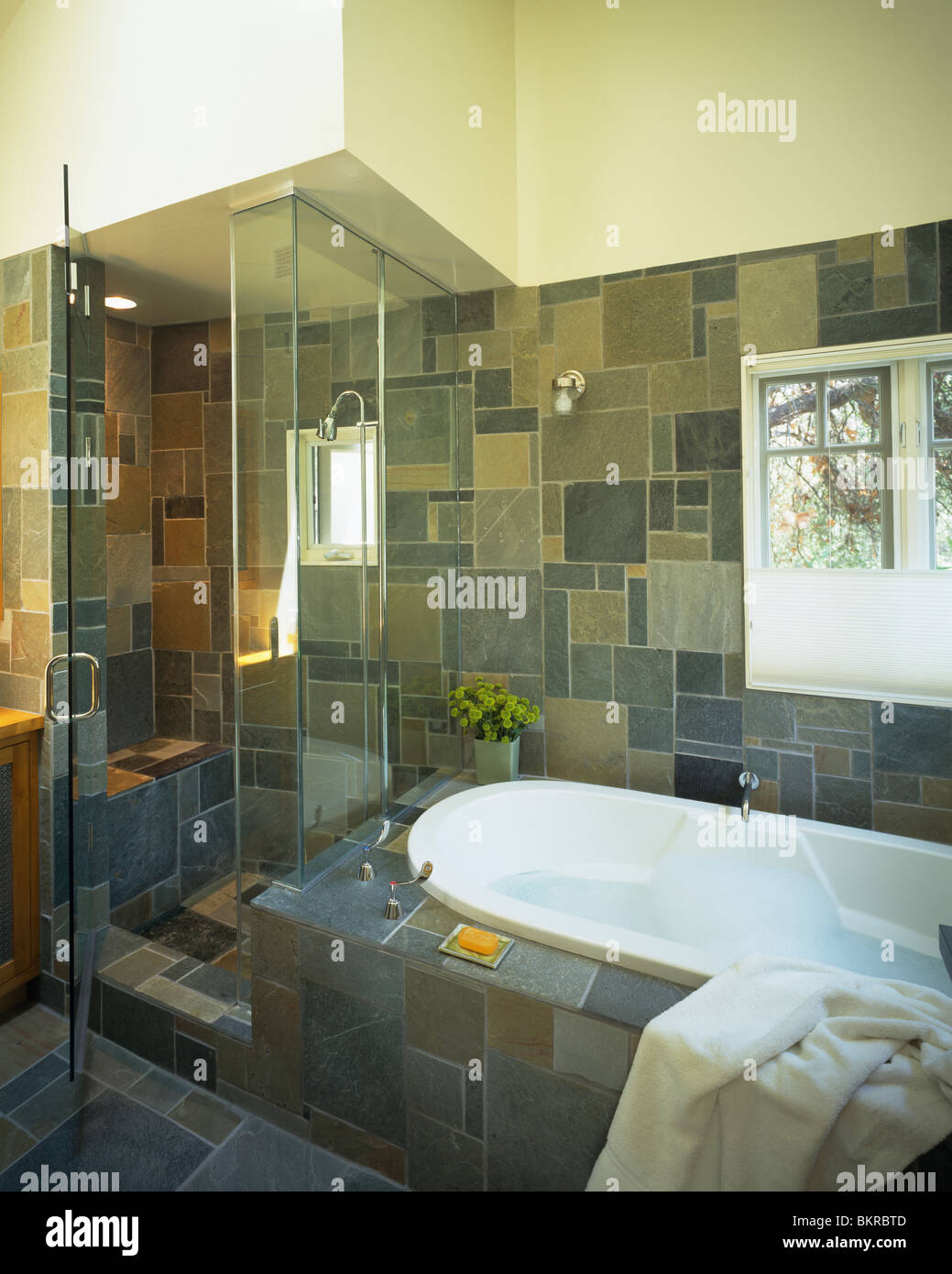Box doccia in vetro armadio accanto al bagno in ardesia moderno bagno  rivestito in piastrelle Foto stock - Alamy