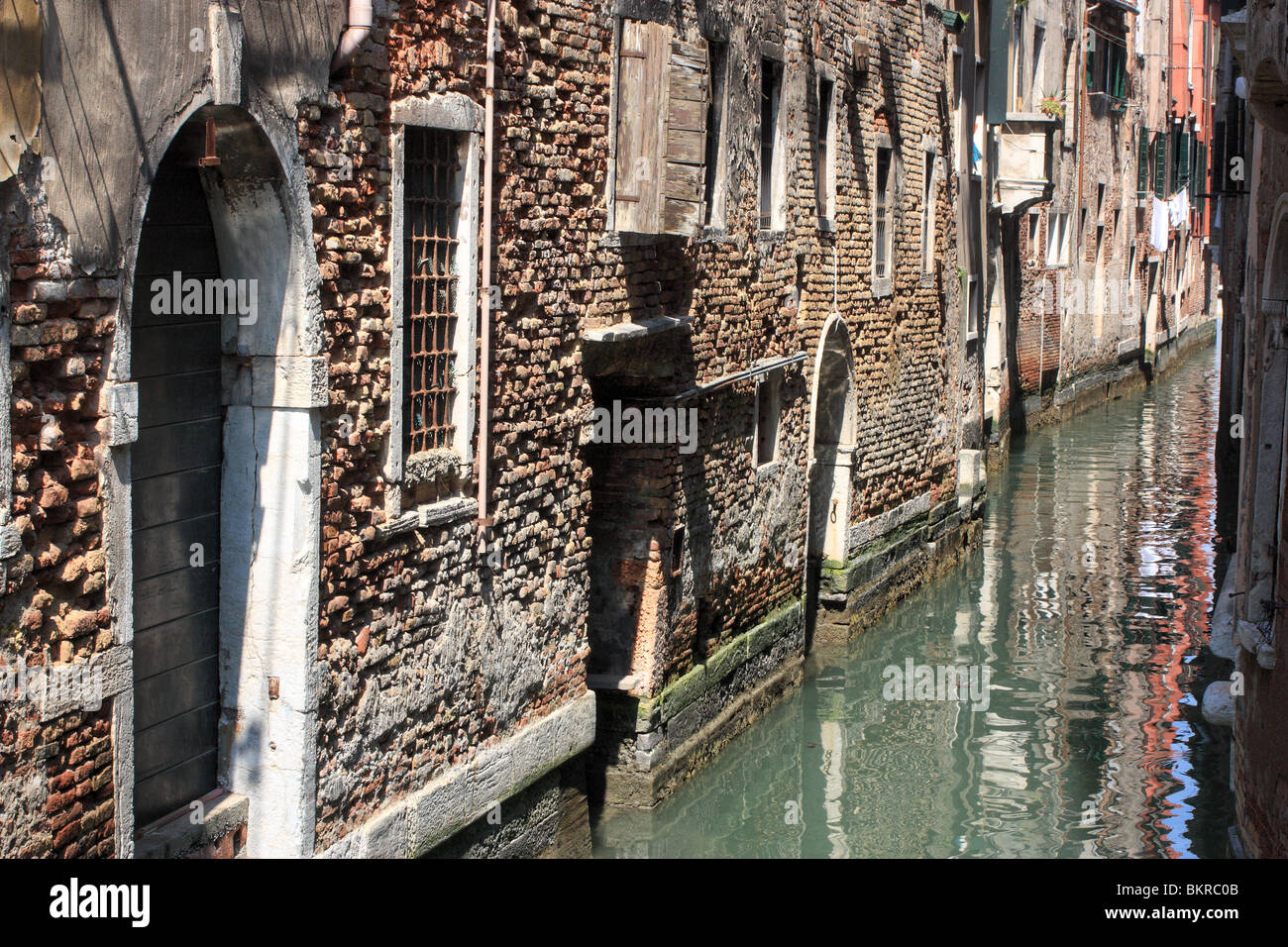 Stretto canale "Rio de San Cassiano' di Venezia, Italia Foto Stock