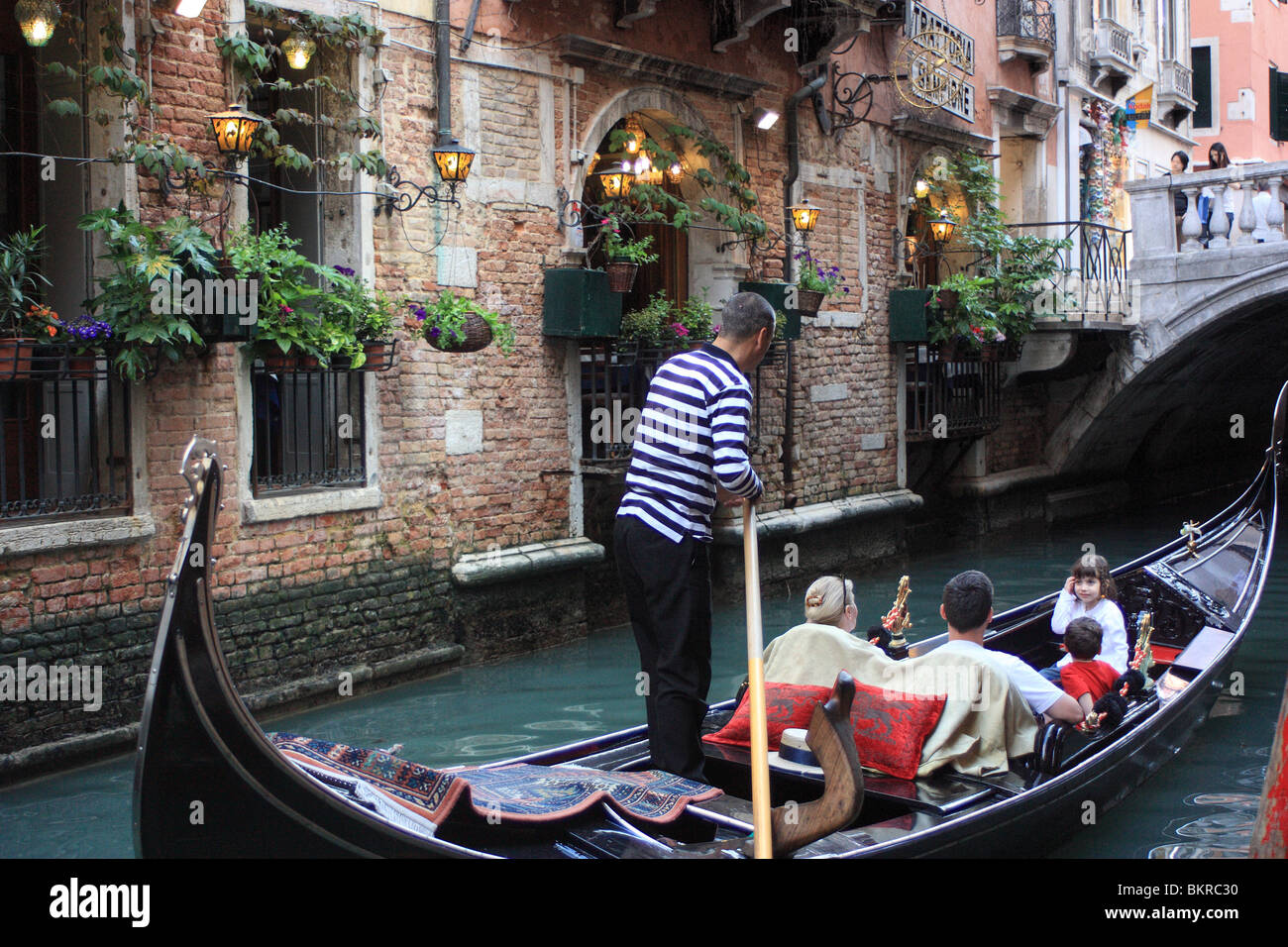 Famiglia giro in gondola di Venezia, Italia Foto Stock