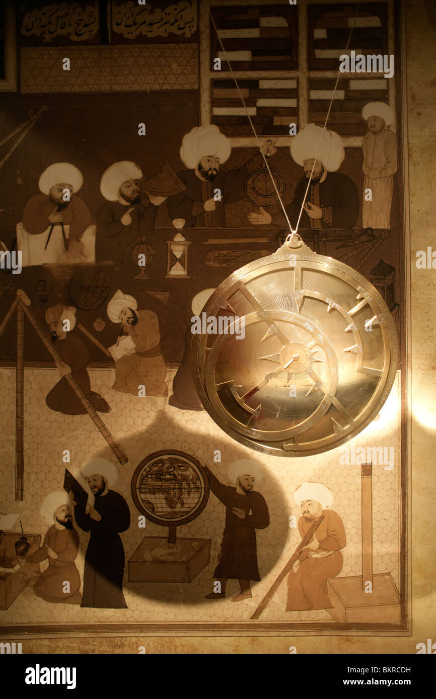 Replica di un tredicesimo secolo astrolabio presso il Museo di Storia della scienza islamica e tecnologia, Istanbul, Turchia Foto Stock