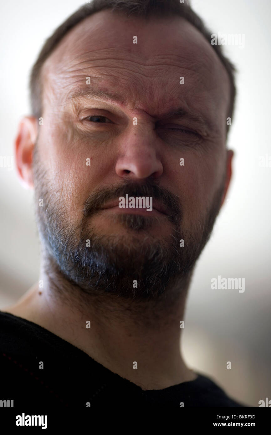 L'uomo chiudendo un occhio Foto Stock