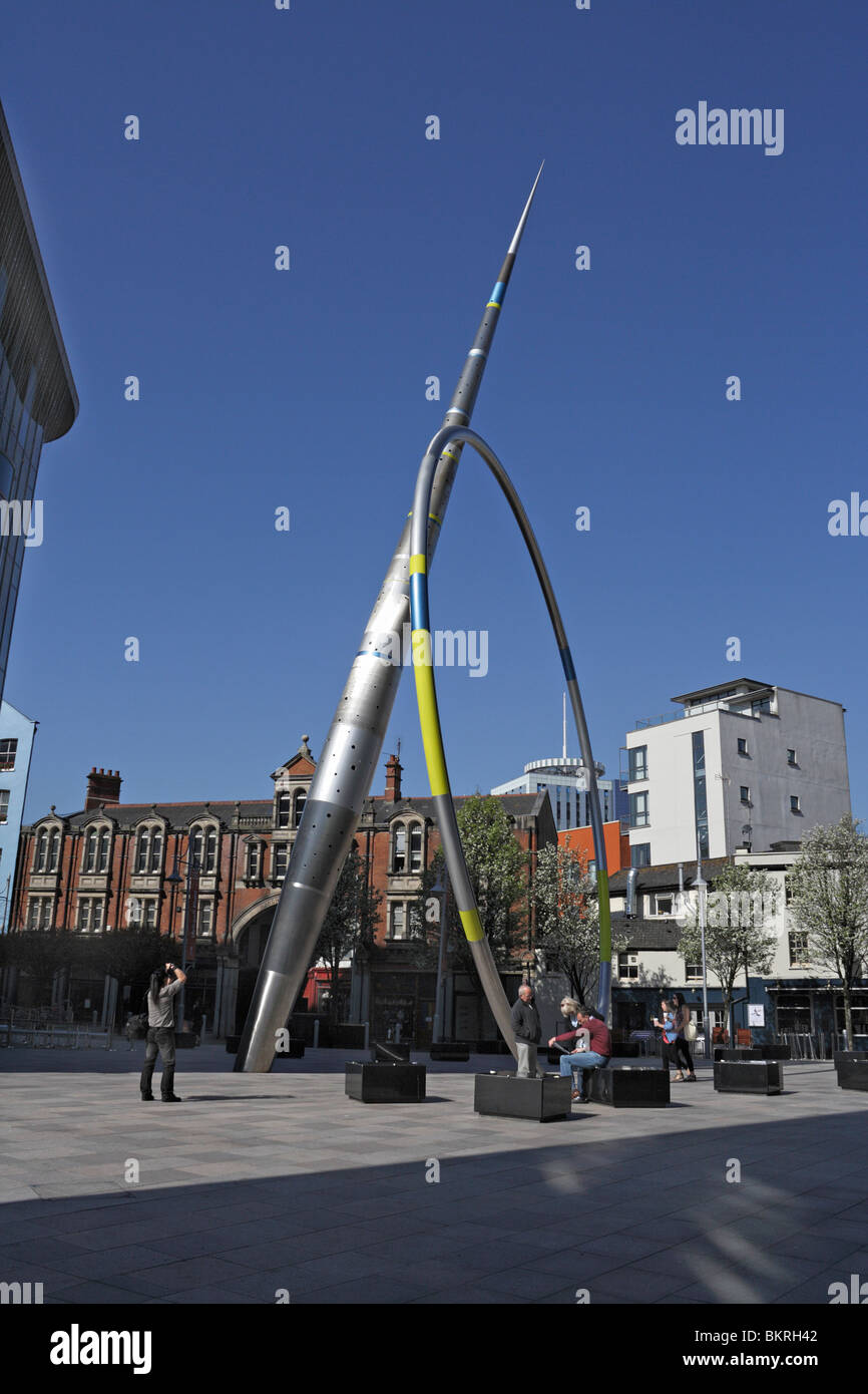 Scultura dell'Alleanza di Jean-Bernard Metais, opera d'arte Metallic Space Needle in fondo al Hayes nel centro di Cardiff Galles UK Foto Stock