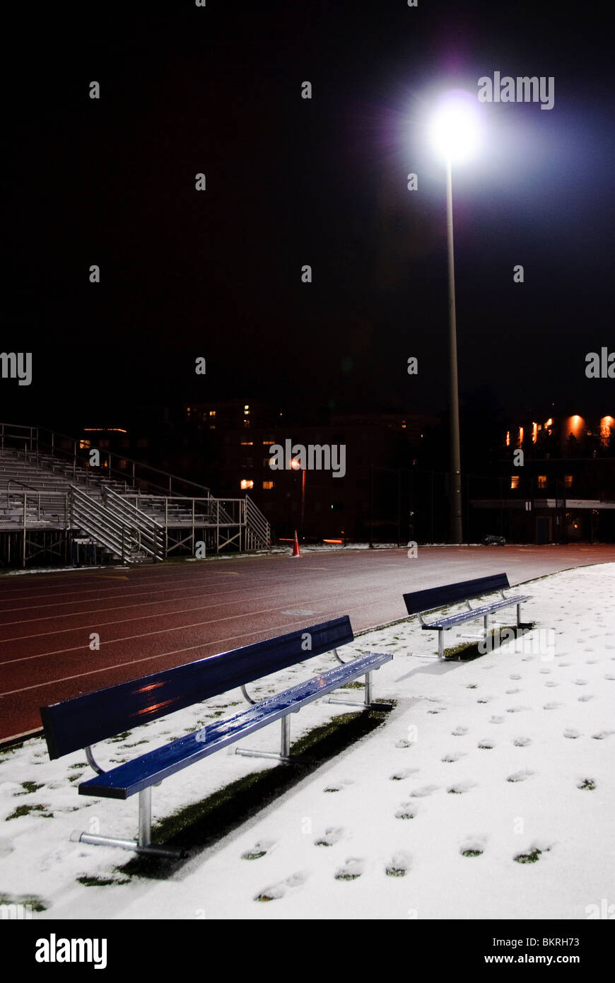 High school football Stadium di notte coperto in una luce di neve con faretti Foto Stock