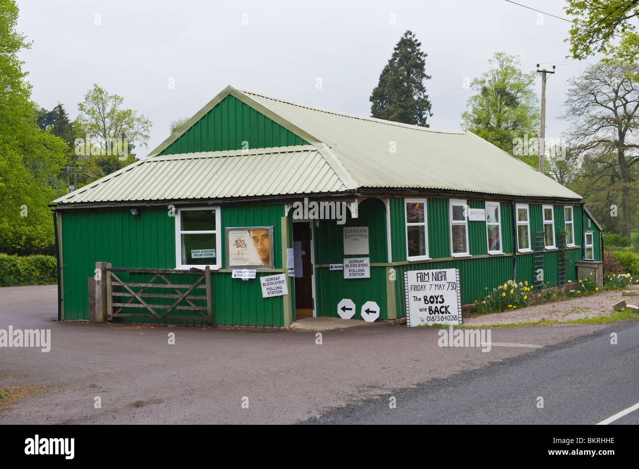 Rurale stazione di polling con segni bilingue in village hall a Llanfair Kilgeddin in Monmouth circoscrizione South Wales UK Foto Stock