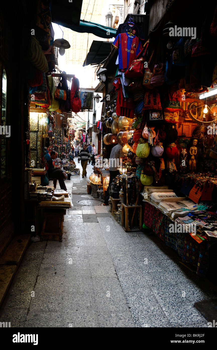 Vicolo con negozi di souvenir , khan al-khalifi, Cairo islamico, il Cairo , Egitto Foto Stock