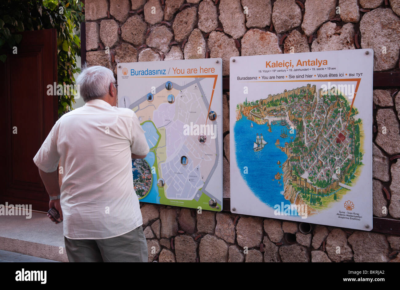 Tourist studiando le mappe della città vecchia a Antalya Foto Stock