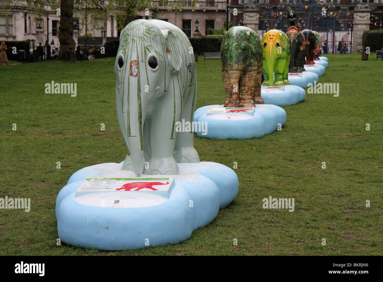 Fila di decorate elefanti nella famiglia di Elephant Parade 2010 in Green Park, Londra, Inghilterra per raccogliere fondi per elefanti asiatici Foto Stock