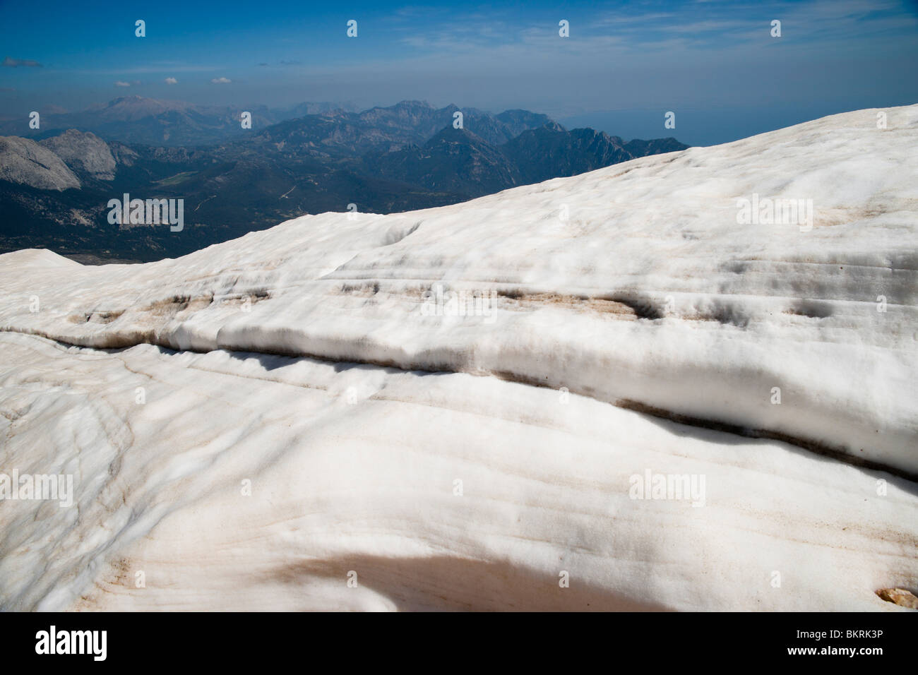 Vista delle montagne del taurus dalla vetta del Monte Tahtali, nei pressi di Antalya, Turchia Foto Stock