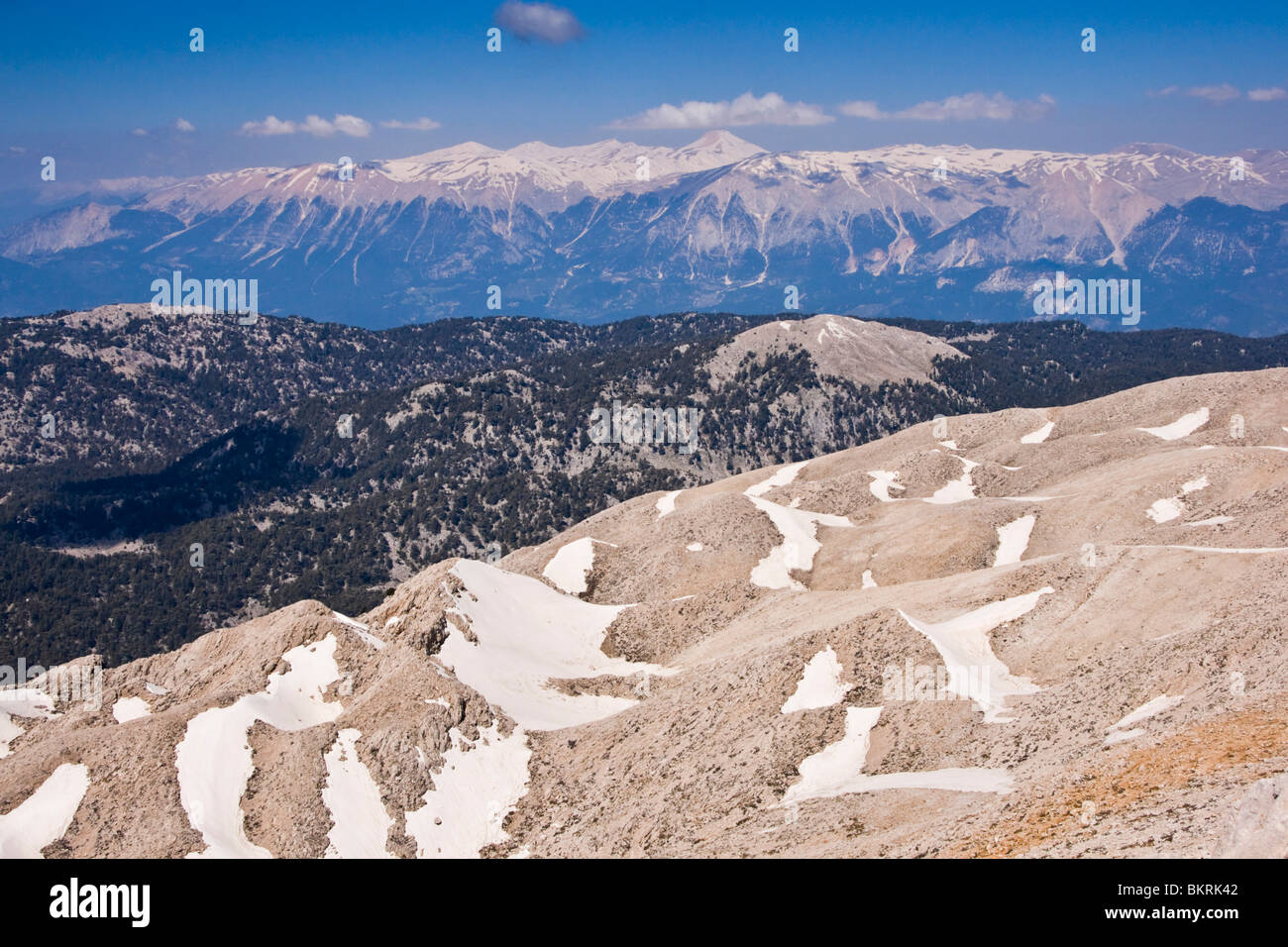 Vista delle montagne del taurus dalla vetta del Monte Tahtali, nei pressi di Antalya, Turchia Foto Stock