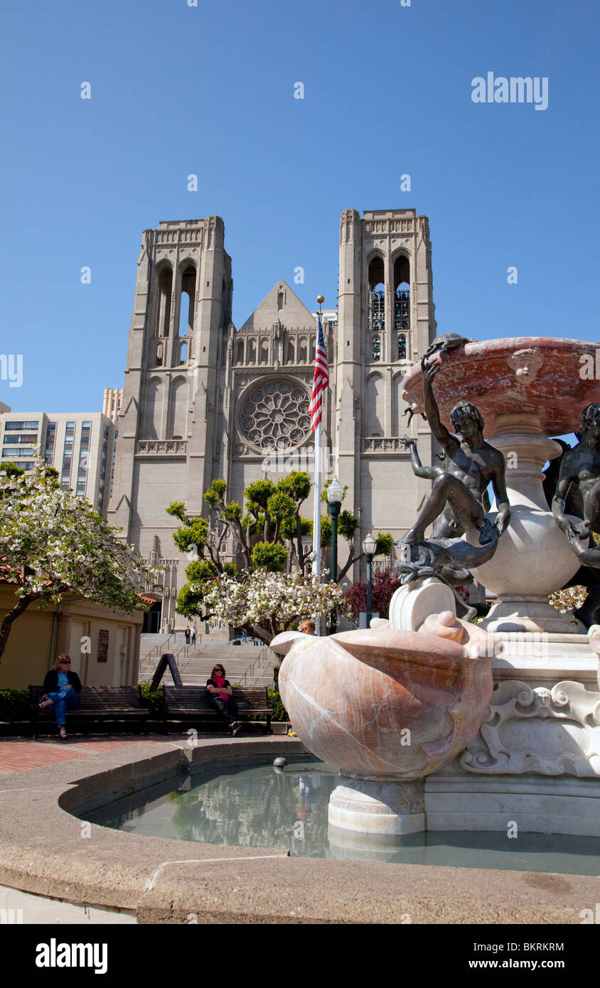 La fontana di inondazione in Huntington Park, Nob Hill, San Francisco, CA, con una vista della Cattedrale di Grace. Foto Stock